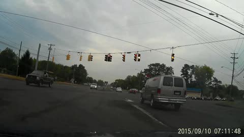 18 Wheeler runs red light