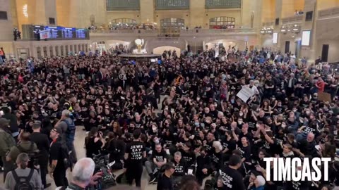 🚨 Pro-Palestine Protesters have taken over Grand Central Station in New York City