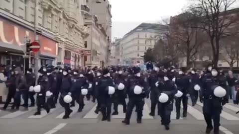 VIENNE, EN AUTRICHE, LA POLICE TOMBE LES CASQUES ET MARCHE A L'UNISSON AVEC LA FOULE !!!