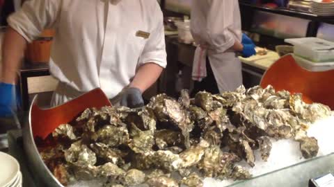 How to open the oyster shell - SKILLFUL OYSTER OPENING