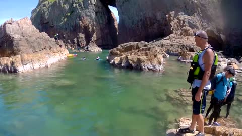 火石洲 關刀洞 綑游/ Alongside swimming to Gong Knife cave in the Basalt Island in Hong Kong