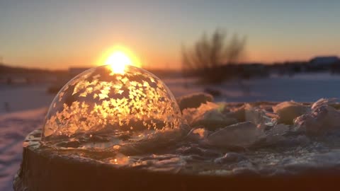 Mirar como una burbuja se congela a -14 Fahrenheit es impactante