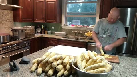 SCALDING AND VACUUM SEALING SWEET CORN