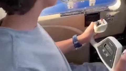 Vídeo mostra pai bebendo e filho pilotando avião dias antes de acidente fatal