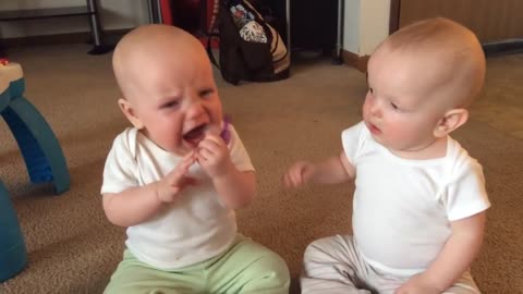 Bébés filles jumelles se disputent la tétine