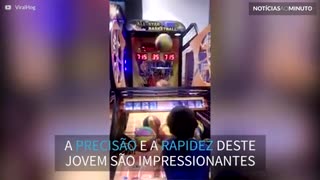 Criança arrasa em máquina de jogo de basquete