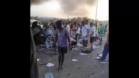 Community loot cash heist scene in Durban