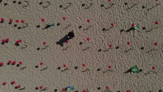 Playa de Copacabana amanece con cruces en homenaje a muertes por COVID