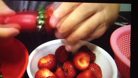 How to Remove strawberry leaves