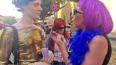 Una giornalista si infiltra in una manifestazione "LGBTQ-E+XYZiykgdixufzfi...ecc