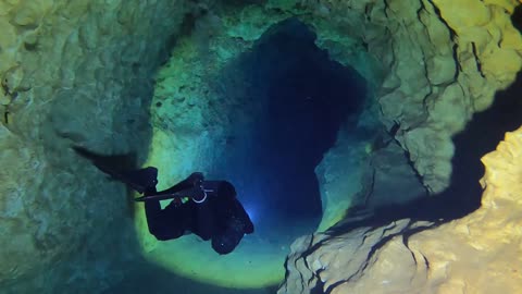 Fascinating cave diving in the beautiful "Twin Caves" in Florida