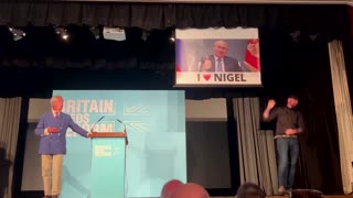 UK Reform leader Farage mocked with Putin banner