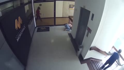 Mother has amazing reflex and saves baby from falling from 4th floor, images are impressive