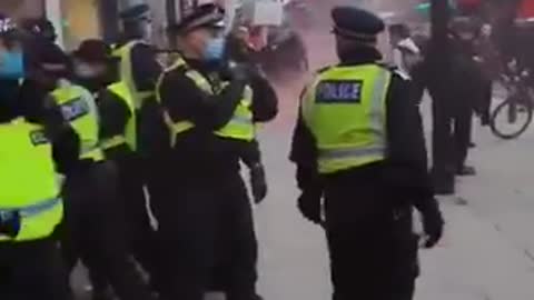 London police arresting peaceful anti-lockdown protesters