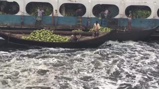 Terminal de barcos repleta y de locos en Bangladesh