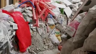 Garbage Piles Up In Xi'an Due To Poor Management...