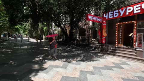 Passeggiando per le strade di Yalta in Crimea RUSSIA settembre 2022 DOCUMENTARIO COSE CHE NON VEDI IN TELEVISIONE posto giusto dove chiedere l'asilo politico appunto in Russia...come in Italia giusto??