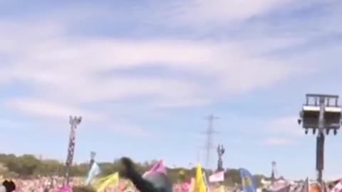 yndi Lauper struggles with sound as she takes on Glastonbury