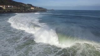 Filmación con drone capta escena de surf de fama mundial
