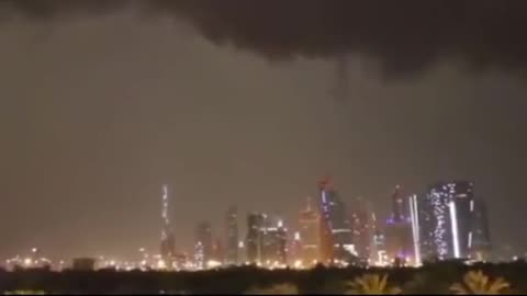 Dubai... e sotto il cielo in tempesta...