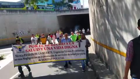 Pensionados de la Policía Nacional marchan en Bucaramanga