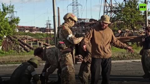 Il Ministero della Difesa russo ha pubblicato filmati di nazisti ucraini che si arrendono alle truppe russe,dopo essere state rintanate nelle acciaierie Azovstal a Mariupol.L'Ucraina ha confermato che agli assediati era stato ordinato di arrendersi