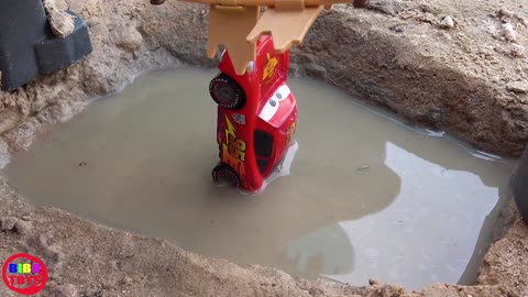 Lightning Mcqueen falls in the water. Disney Cars Mater toys play