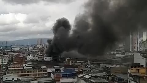 Se registra fuerte incendio en el Centro de Bucaramanga en la tarde de este jueves