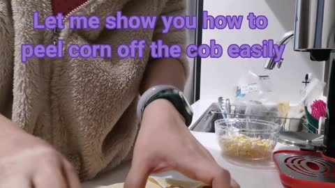 How to peel corn off the cob easily