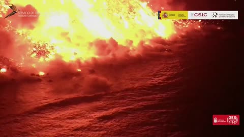 lava cae al mar en La Palma