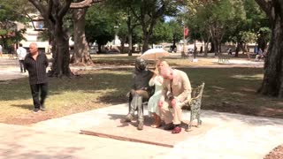 El príncipe Carlos y su esposa se pasean por La Habana y visitan el parque de John Lennon