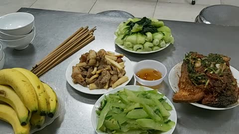 6 brothers have dinner in the country of Vietnam