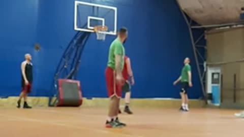 Basketball player hits 3 mind-blowing shots in a row👏🏽