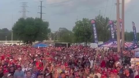 OVERFLOW CROWD AT TRUMPS RALLY ST CLOUD MINNESOTA 25,000