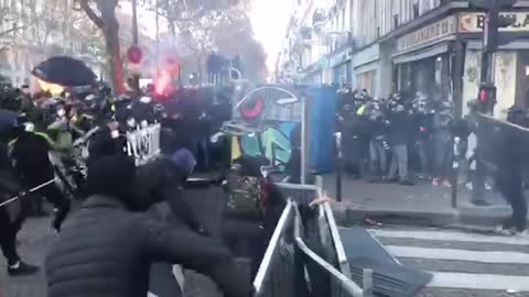 Grandes tensiones en el Boulevard Beaumarchais de París