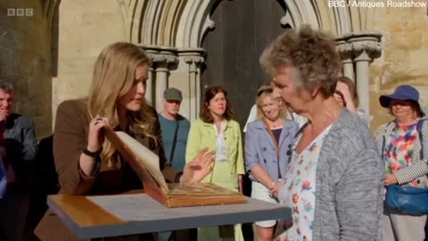 Antiques Roadshow fans 'shocked' as expert 'ruins' rare scrapbook