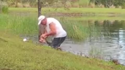 Un hombre salva a un perrito atrapado por un cocodrilo