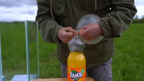 Experiment: Giant Balloons of Coca Cola & Fanta & Mirinda & Mountain Dew VS Mentos-9