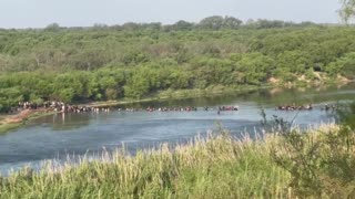 HUGE Group Of Migrants Cross Border Into Texas