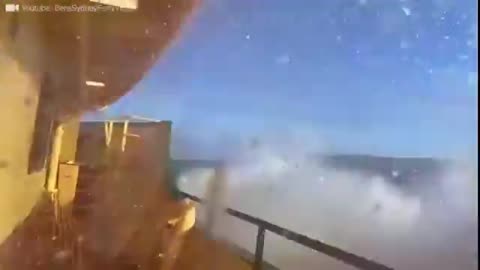 Ships Caught in Monster Waves ! 😮