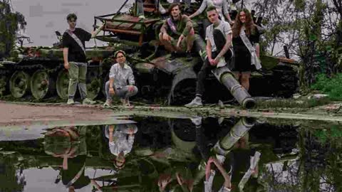 Issue-2022-in-the-ruins-of-Chernihiv:-impressive-photos-of-graduates-against-the-background