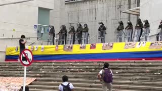 Ciudadanos se manifiestan frente a la sede de la Fiscalía en Bucaramanga.