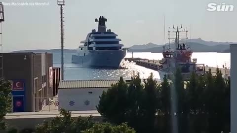 Ukraine protesters in a motor boat block Roman Abramovich's yacht from docking in Turkey