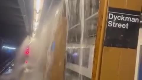 New York hit by heavy rain, rainwater pours into subway station, forming "waterfall"