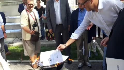 More Italians Burn Their Energy Bills, Turning the Act of Rebellion into a Nationwide Protest