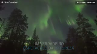 Espetáculo natural: aurora boreal multicolor ilumina o céu na Finlândia