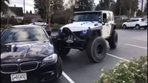 Jeep le da un empujón en la dirección correcta a un BMW mal estacionado