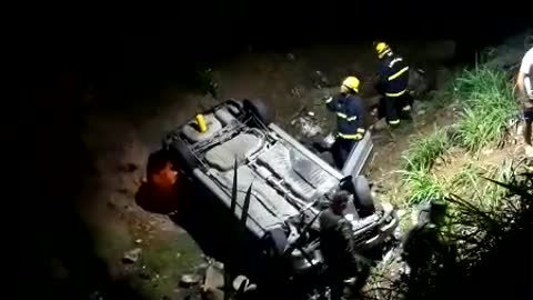 Accidente de vehículo que se fue a una cañada en Floridablanca, dejó varios heridos