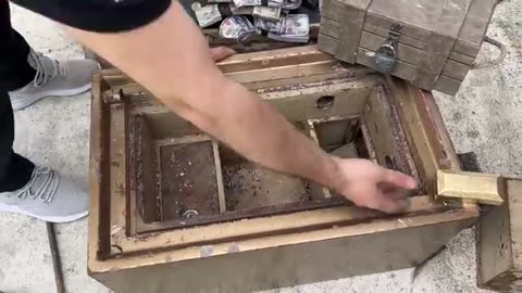 We Found A Abandoned Safe In The River. What's Inside The ABANDONED SAFE?🤷