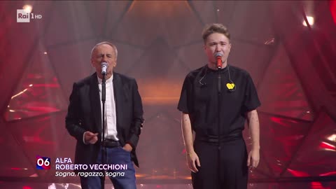 Sanremo 2024 quarta serata Alfa con Roberto Vecchioni canta ＂Sogna ragazzo sogna＂